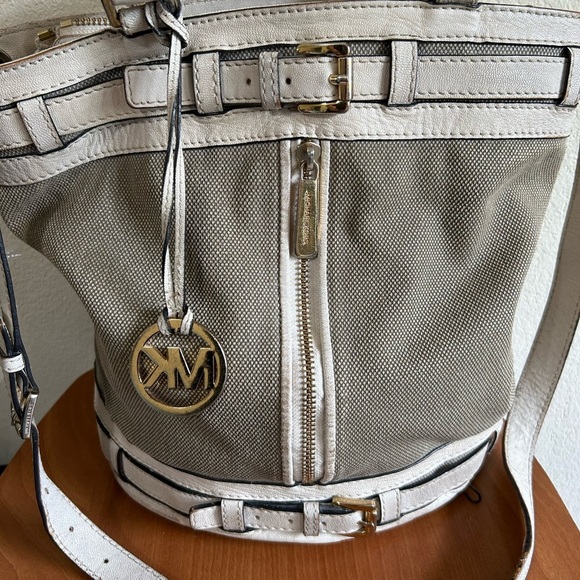 Retired Michael Kors Kingsbury Tan and Cream Shoulder Bag - Picture 2 of 16